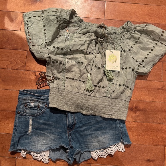 Peekaboo lace “pocket” jean short - Picture 2 of 5